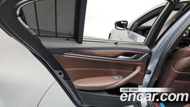 BMW 5-Series 2019 — photo 15