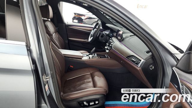 BMW 5-Series 2019 — photo 16