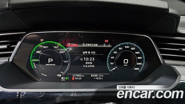 Audi e-tron 2020 — photo 8