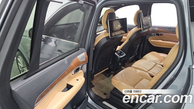 Volvo XC90 2018 — photo 11