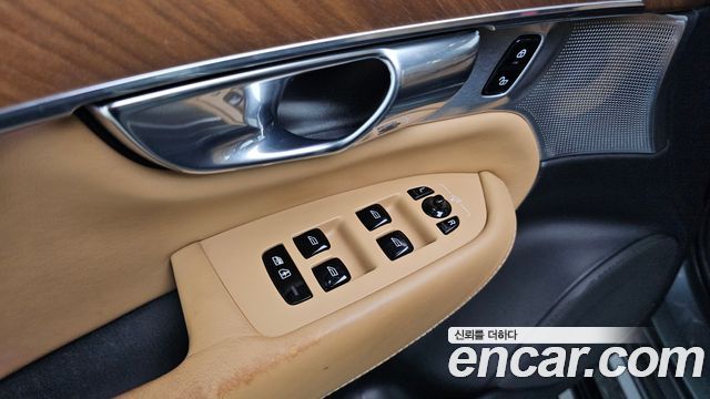 Volvo XC90 2018 — photo 19