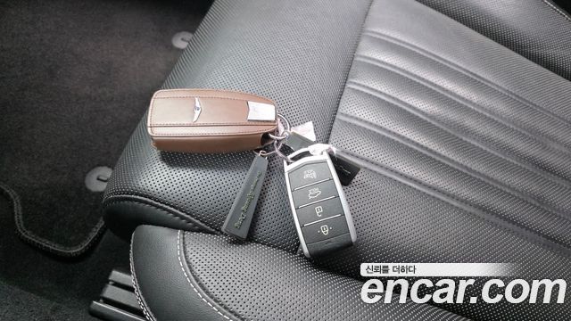 Genesis G90 2019 — photo 32