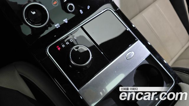 Land Rover Range Rover Velar 2018 — photo 12