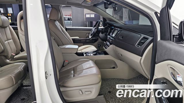 Kia Canival 2016 — photo 16
