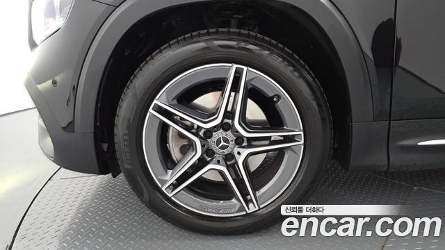 Mercedes-Benz GLB-Class 2023 — photo 5