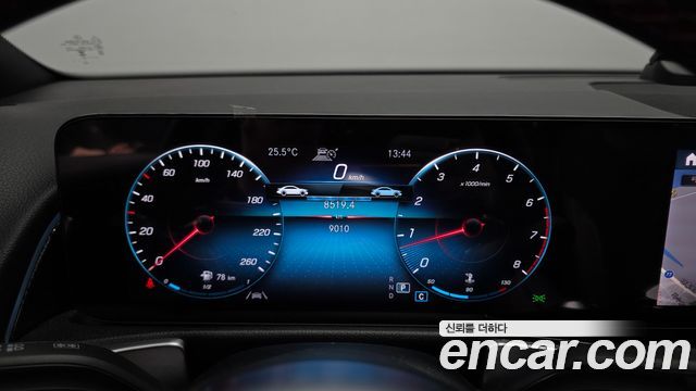 Mercedes-Benz GLB-Class 2023 — photo 11