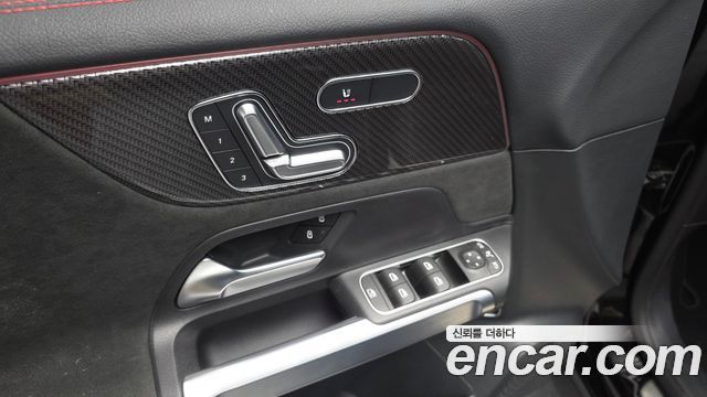 Mercedes-Benz GLB-Class 2023 — photo 25