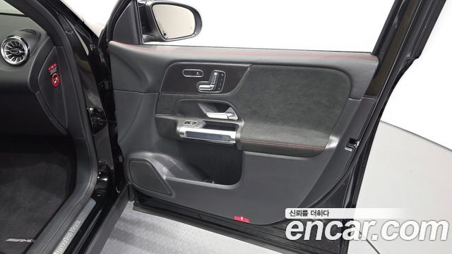 Mercedes-Benz GLB-Class 2023 — photo 14