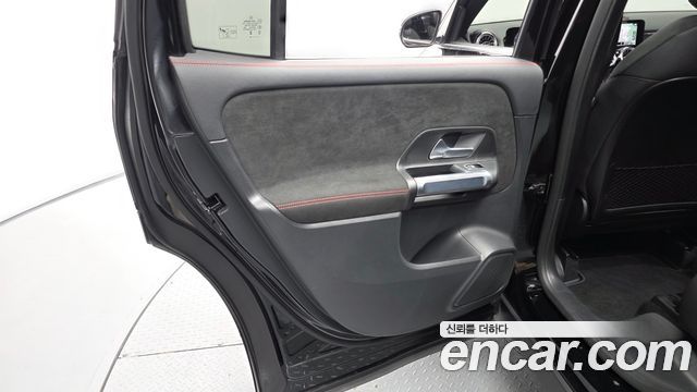 Mercedes-Benz GLB-Class 2023 — photo 15