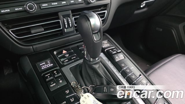 Porsche Macan 2021 — photo 9