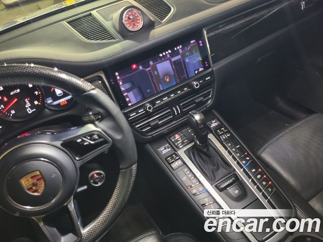 Porsche Macan 2021 — photo 14