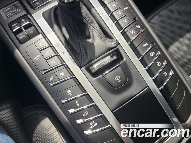 Porsche Macan 2021 — photo 16