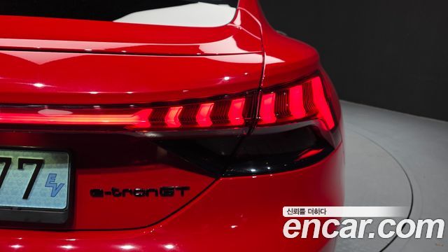 Audi RS e-tron GT 2022 — photo 9