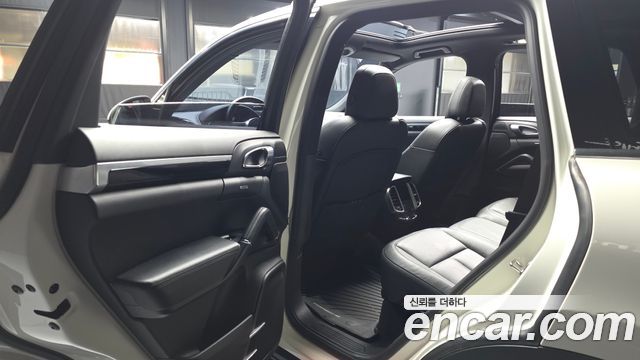 Porsche Cayenne 2012 — photo 16