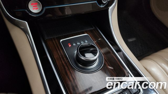 Jaguar XF 2017 — photo 9