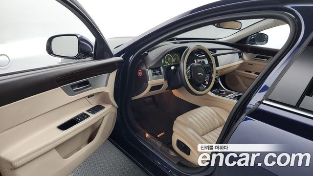 Jaguar XF 2017 — photo 10