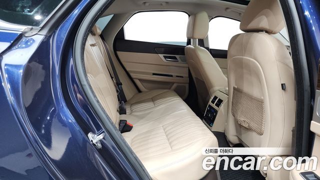 Jaguar XF 2017 — photo 11
