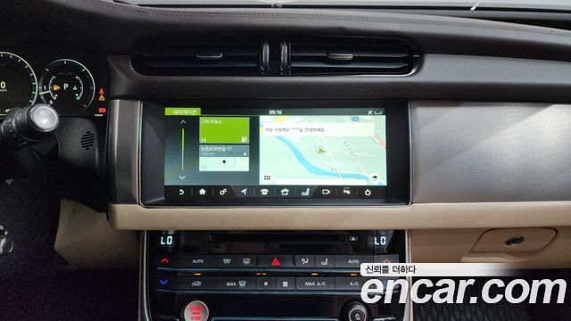 Jaguar XF 2017 — photo 13
