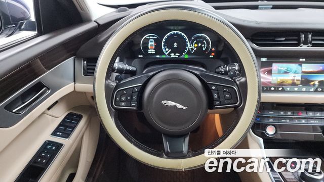 Jaguar XF 2017 — photo 14
