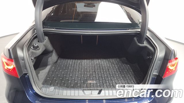 Jaguar XF 2017 — photo 19