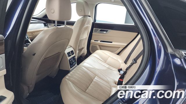 Jaguar XF 2017 — photo 20