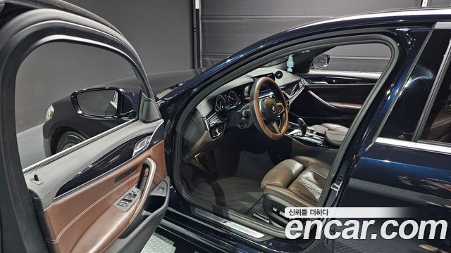 BMW 5-Series 2018 — photo 10