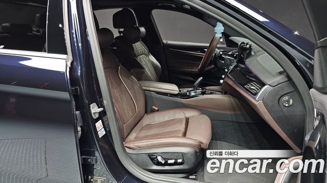 BMW 5-Series 2018 — photo 12