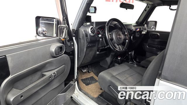 Jeep Wrangler 2011 — photo 13