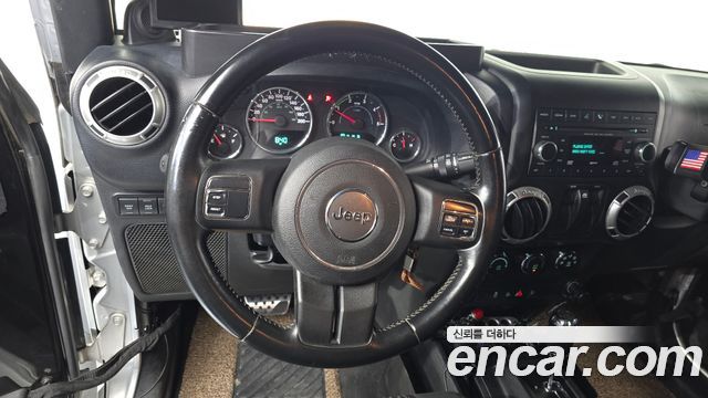 Jeep Wrangler 2011 — photo 18