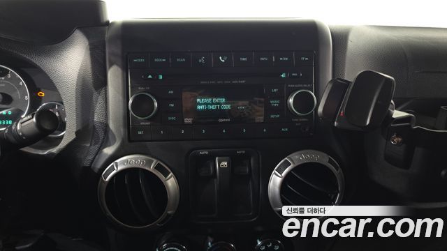 Jeep Wrangler 2011 — photo 20