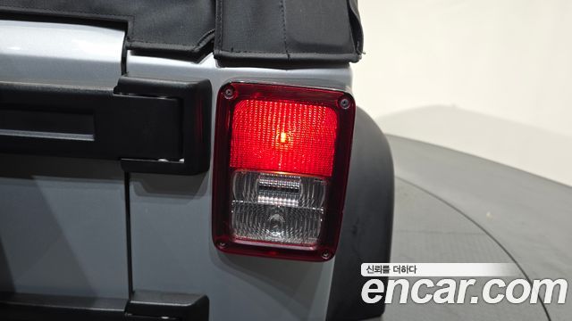 Jeep Wrangler 2011 — photo 9