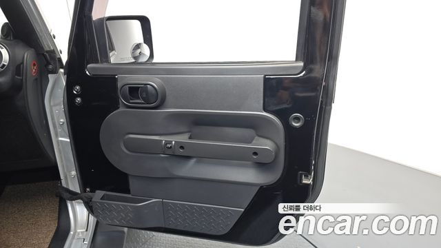 Jeep Wrangler 2011 — photo 14