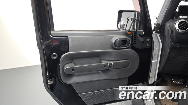 Jeep Wrangler 2011 — photo 15