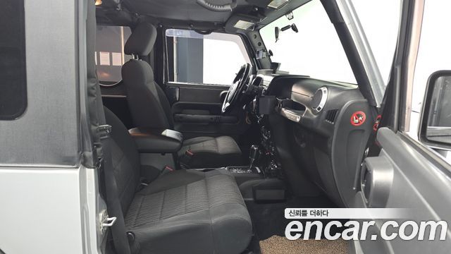 Jeep Wrangler 2011 — photo 16