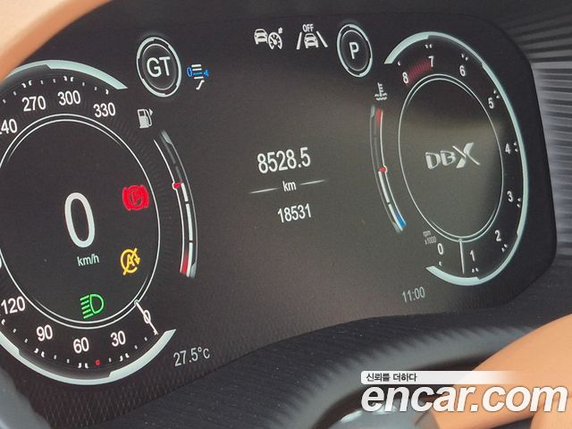 Aston Martin DBX 2022 — photo 8