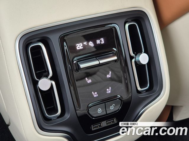 Aston Martin DBX 2022 — photo 16