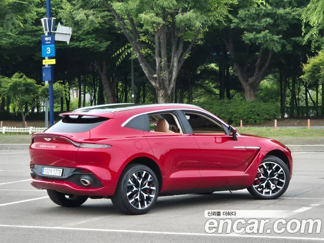 Aston Martin DBX 2022 — photo 20