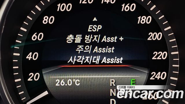 Mercedes-Benz E-Class 2016 — photo 13