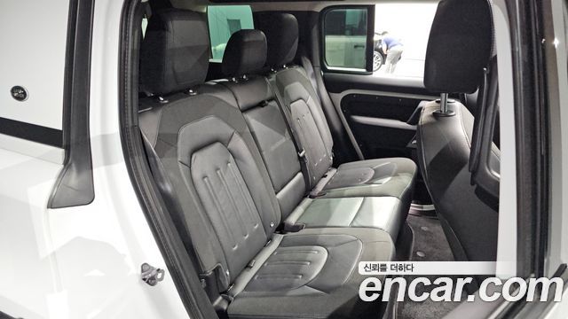 Land Rover Defender 2020 — photo 17
