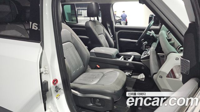 Land Rover Defender 2020 — photo 18