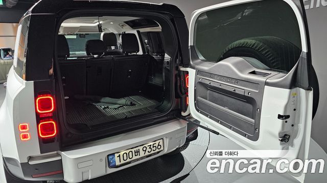 Land Rover Defender 2020 — photo 26