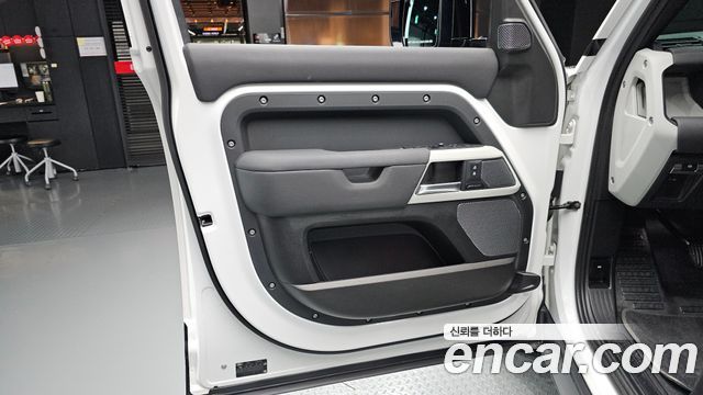 Land Rover Defender 2020 — photo 14
