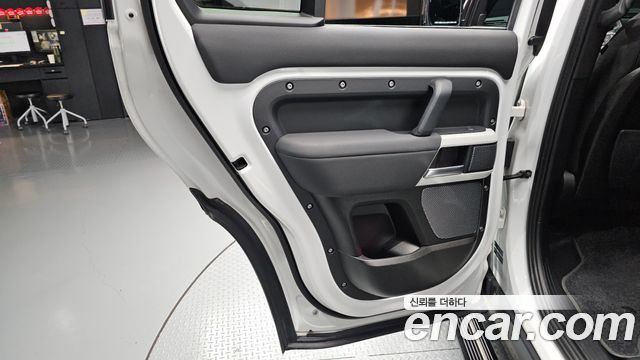 Land Rover Defender 2020 — photo 15
