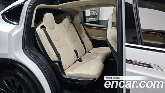 Tesla Model X 2019 — photo 17