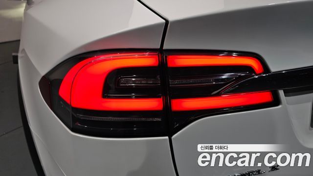 Tesla Model X 2019 — photo 9