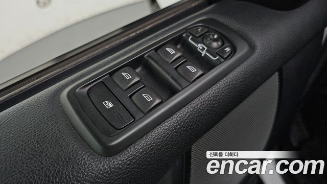 Land Rover Discovery 2014 — photo 16