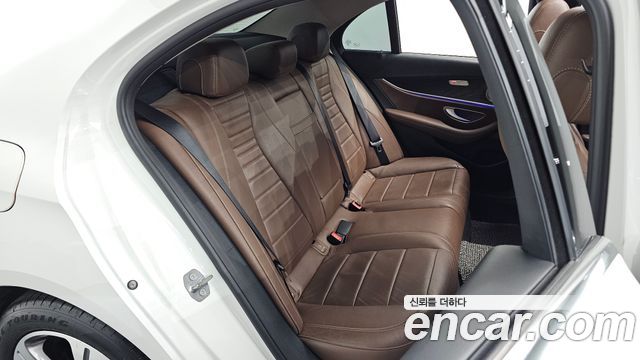 Mercedes-Benz E-Class 2017 — photo 11