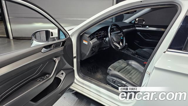 Volkswagen Passat 2022 — photo 13