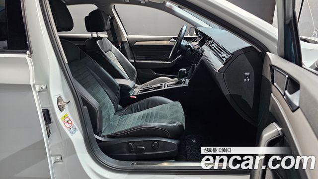 Volkswagen Passat 2022 — photo 17