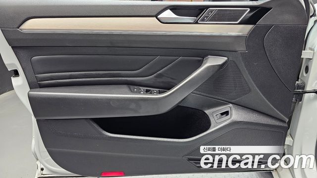 Volkswagen Passat 2022 — photo 14